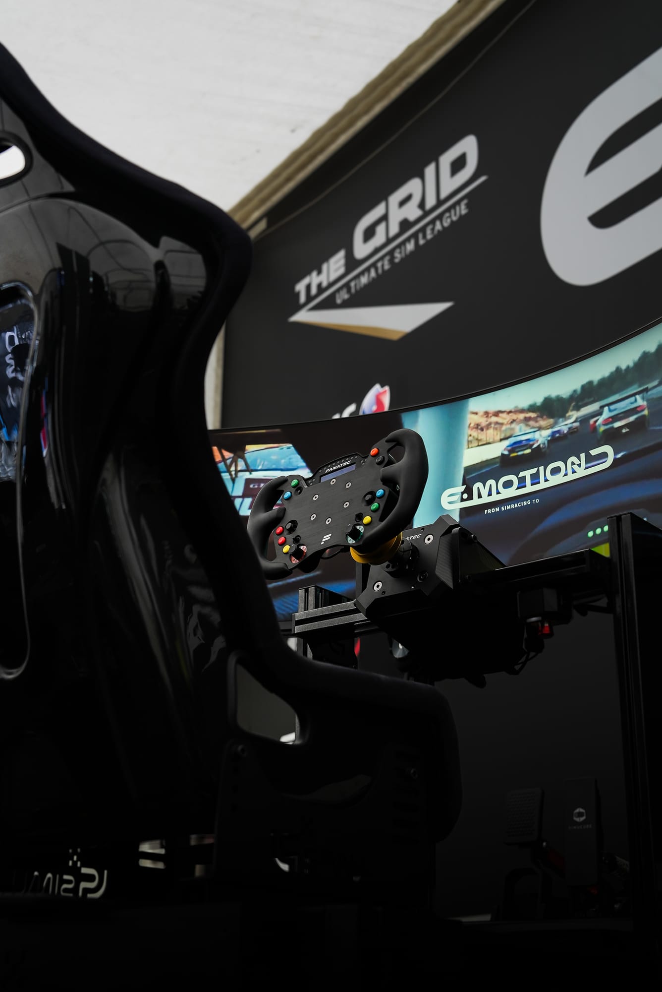 Cockpit simulateur GT — volant direct drive, THE-GRID